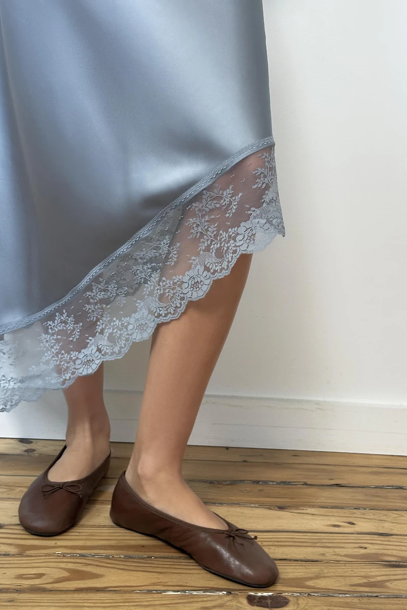 JUPE MI-LONGUE SATINÉE AVEC BAS ASYMÉTRIQUE EN DENTELLE