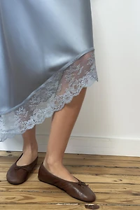 JUPE MI-LONGUE SATINÉE AVEC BAS ASYMÉTRIQUE EN DENTELLE