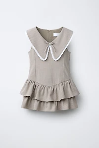ROBE À CARREAUX, VOLANTS ET DENTELLE