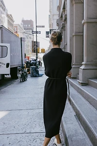 ROBE EN MAILLE AVEC CEINTURE