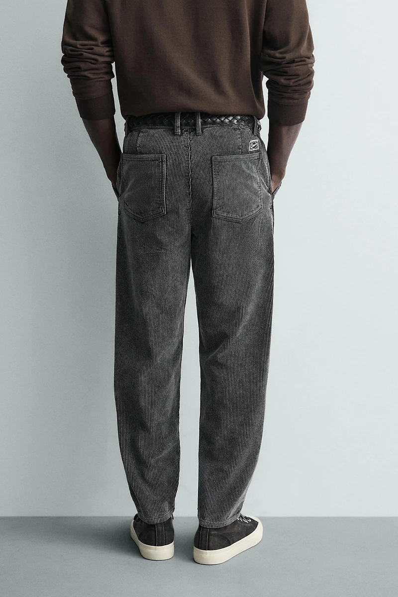 PANTALON CARROT FIT EN VELOURS CÔTELÉ