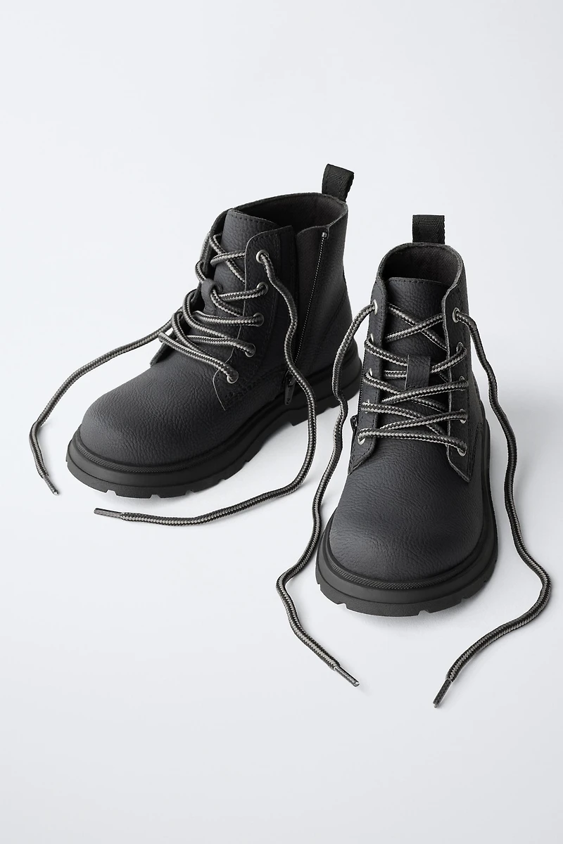 LACED BOOTS