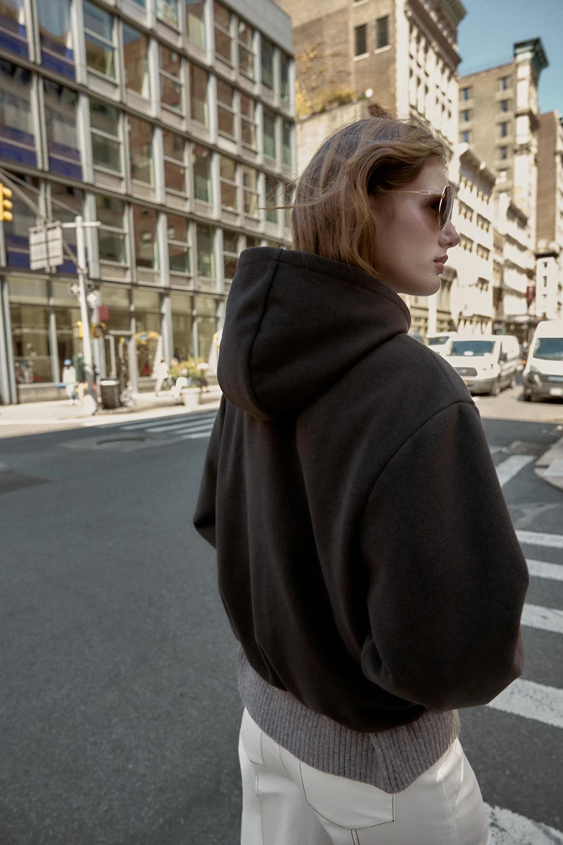 BLOUSON À CAPUCHE ET BAS ÉLASTIQUE