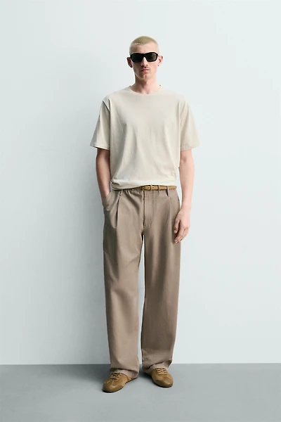 PANTALON CHINO À PLIS