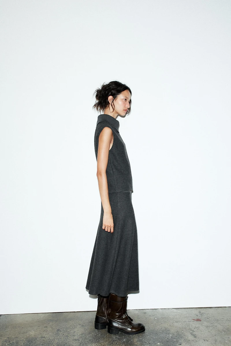 SOFT OPEN NECK TOP