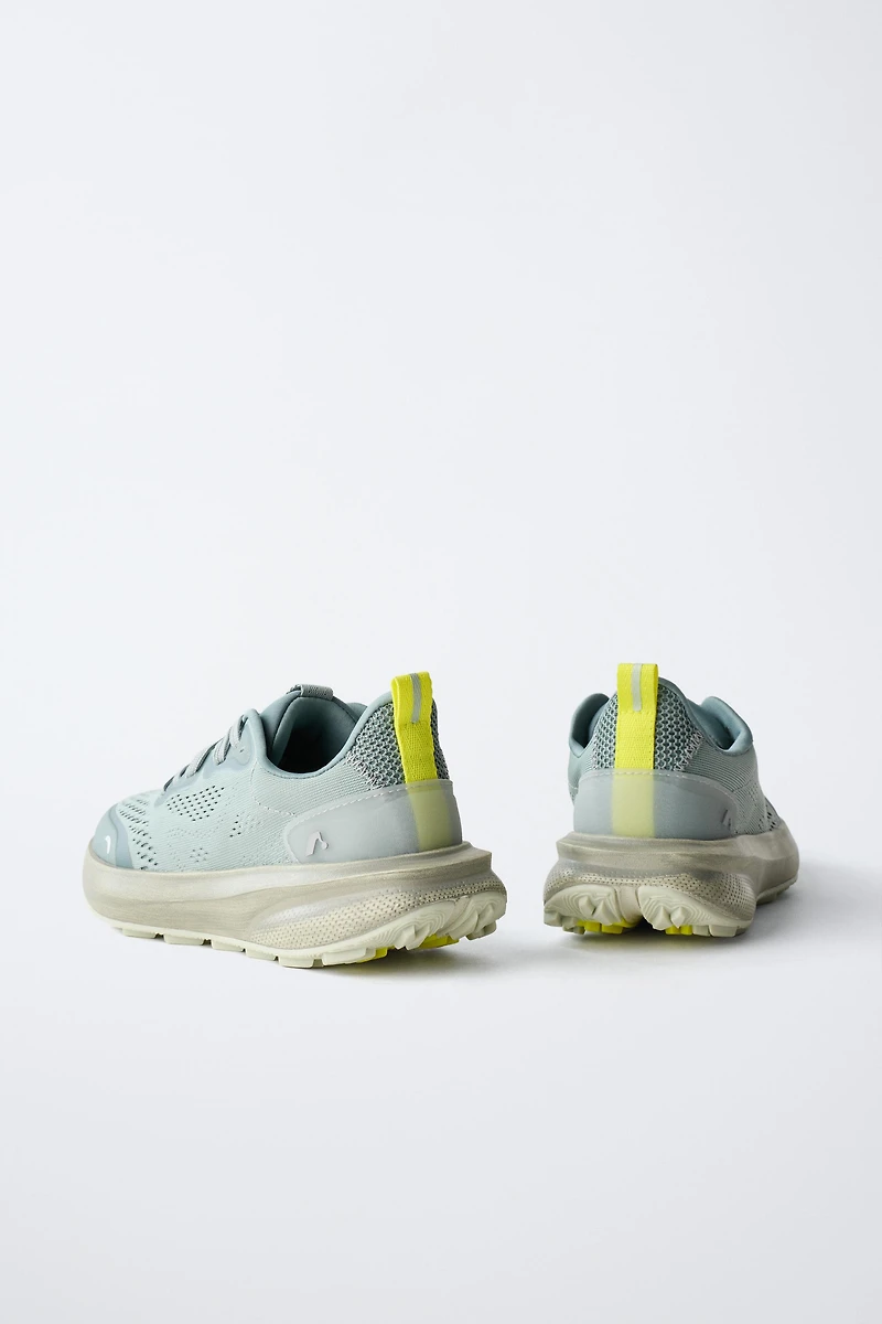 SPORTY SNEAKERS