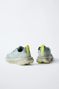 SPORTY SNEAKERS