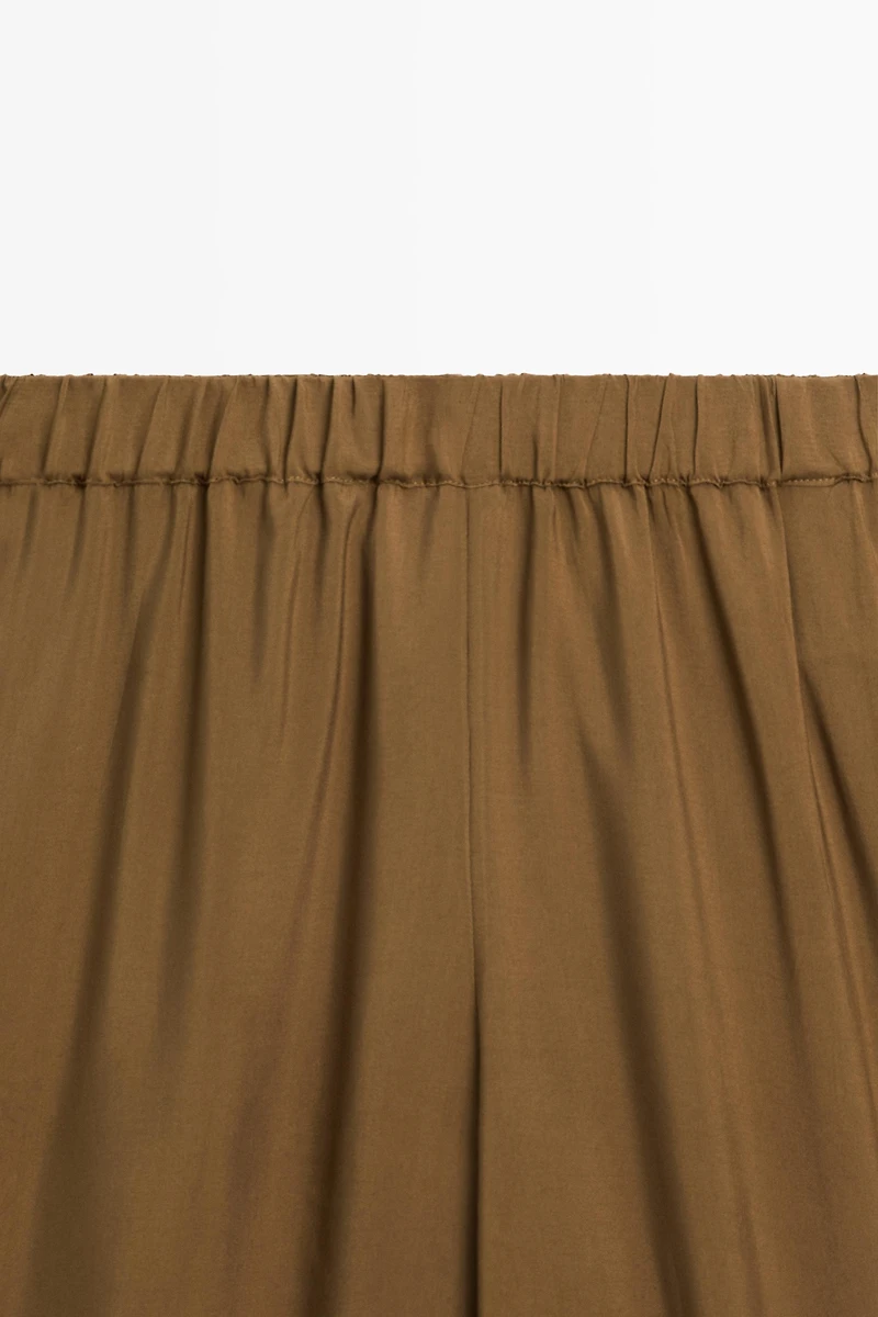 Flowing wide-leg pants with embroidery details