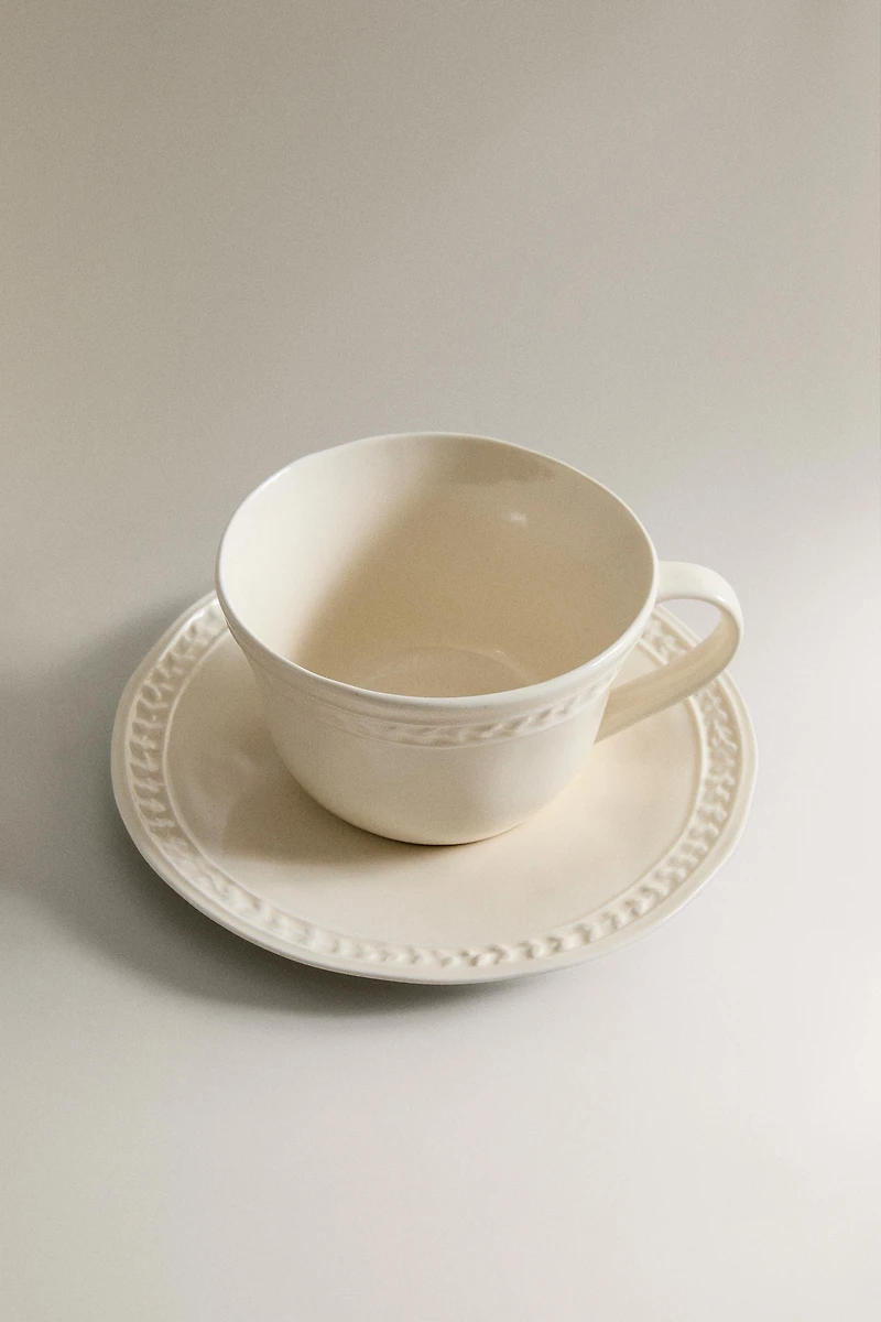TASSE À THÉ ET ASSIETTE EN GRÈS EN RELIEF