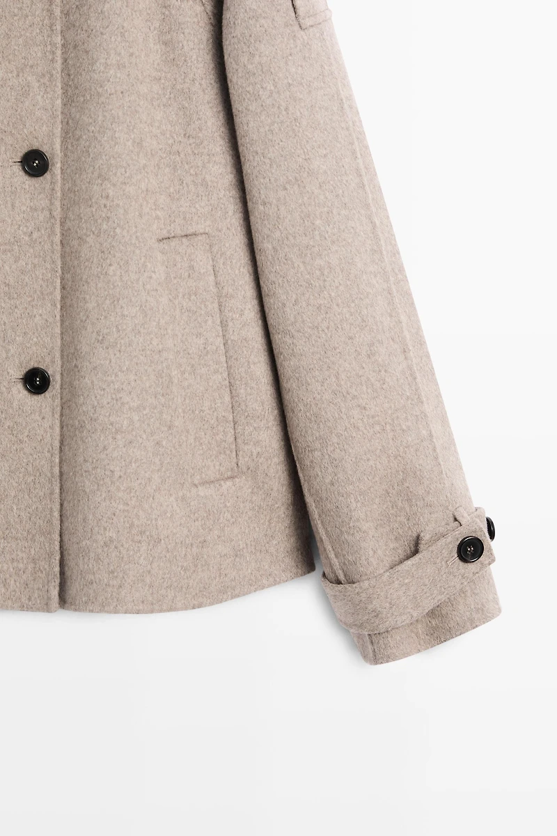 Trench court détails boutonnés
