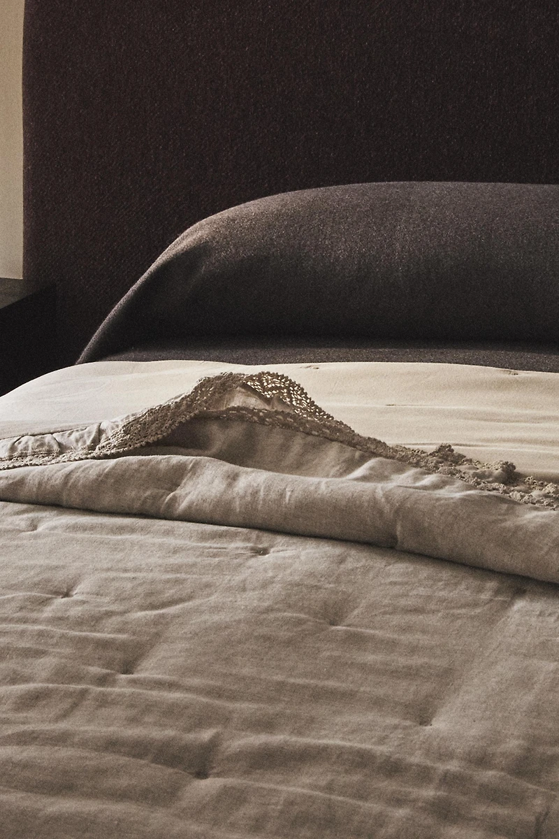 LINEN QUILT WITH LACE TRIM