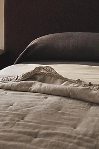LINEN QUILT WITH LACE TRIM