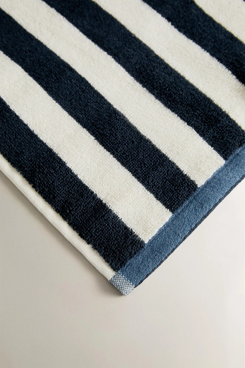 REVERSIBLE STRIPED BEACH TOWEL