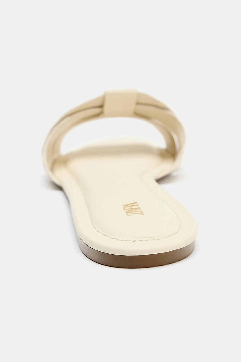 FLAT CROSSED-STRAP LEATHER SANDALS