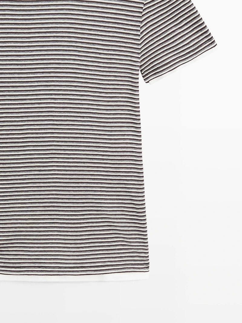 Short sleeve T-shirt with double trim