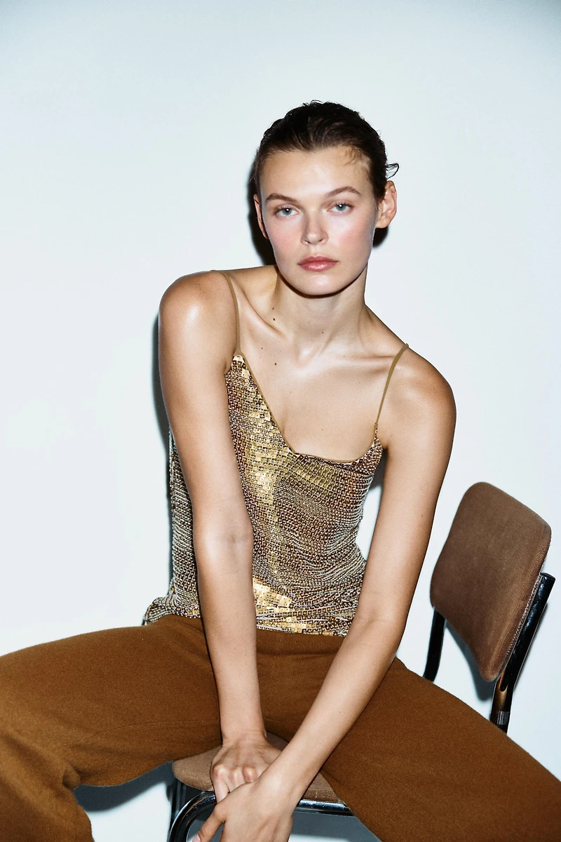 DÉBARDEUR À BRETELLES, PAILLETTES ET FANTAISIES