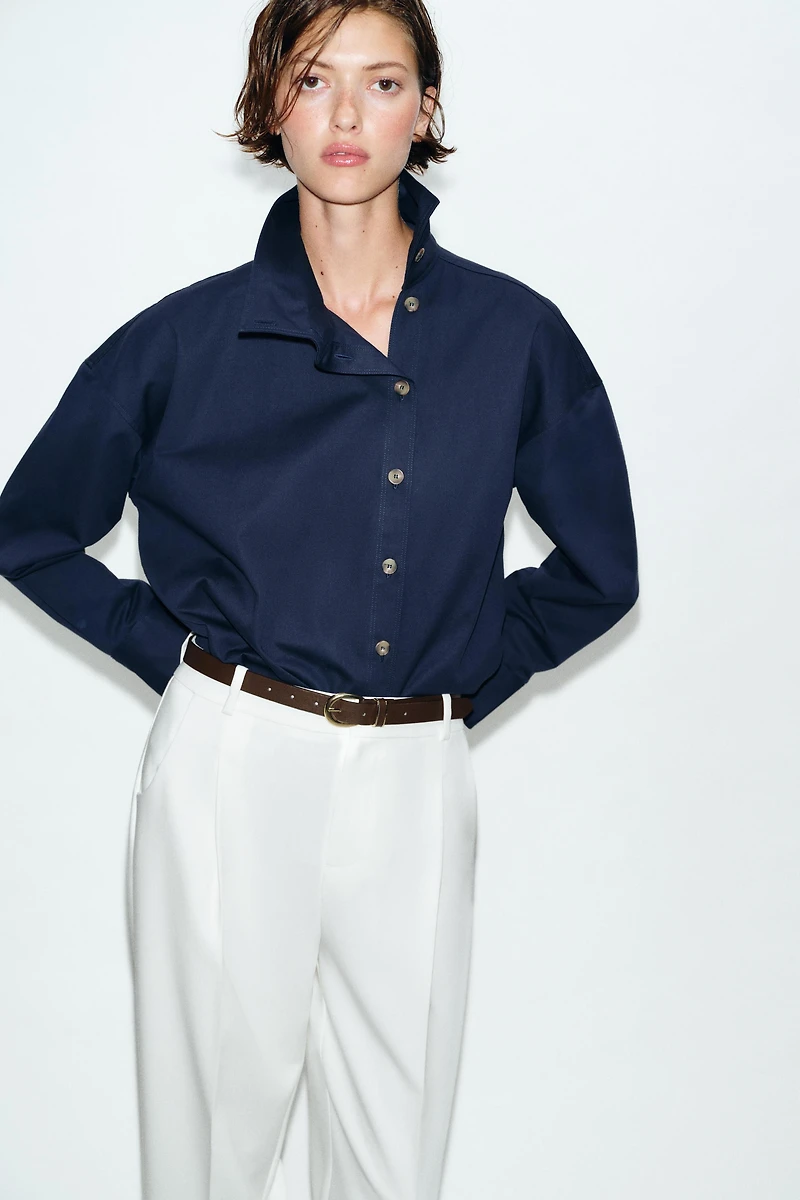 PANTALON À PINCES ET CEINTURE