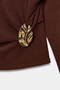 BUCKLE TEXTURED TOP