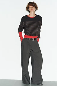 PANTALON À PINCES ET RABATS