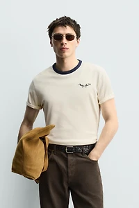 T-SHIRT REGULAR FIT BRODERIE CONTRASTÉE