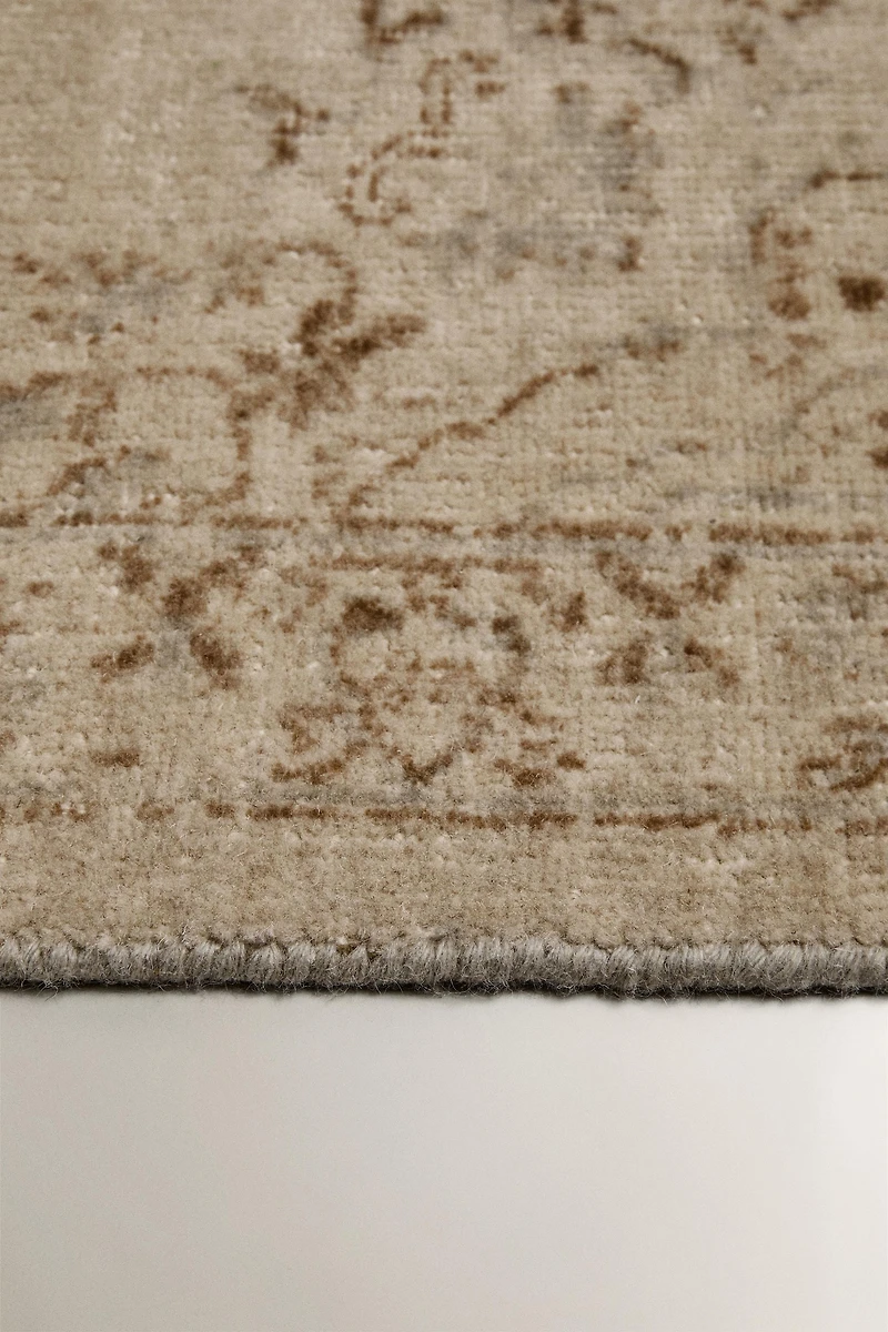 WOOL AREA RUG WITH A FLORAL PRINT