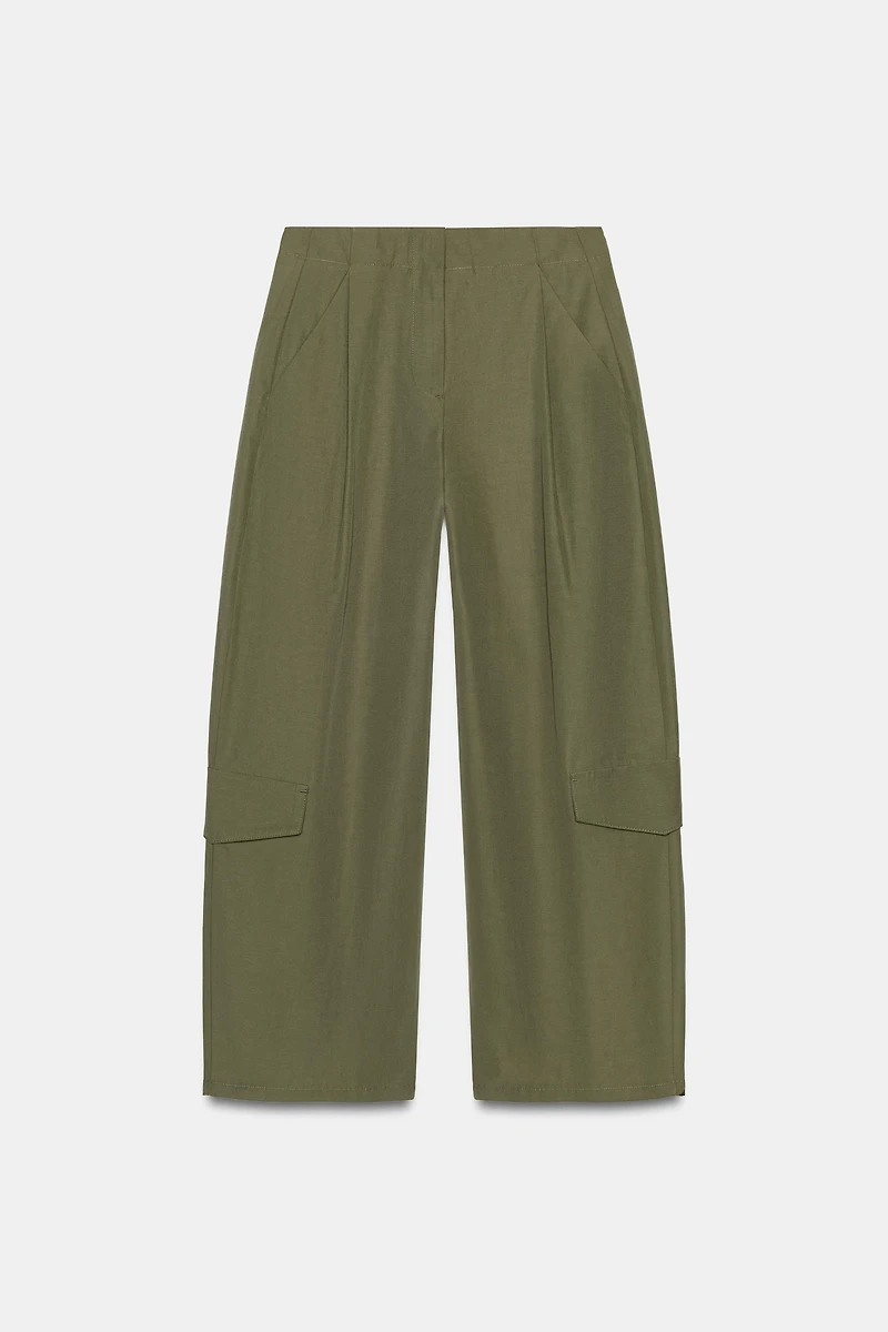 PANTALON À PINCES ET PASSANT AU DOS