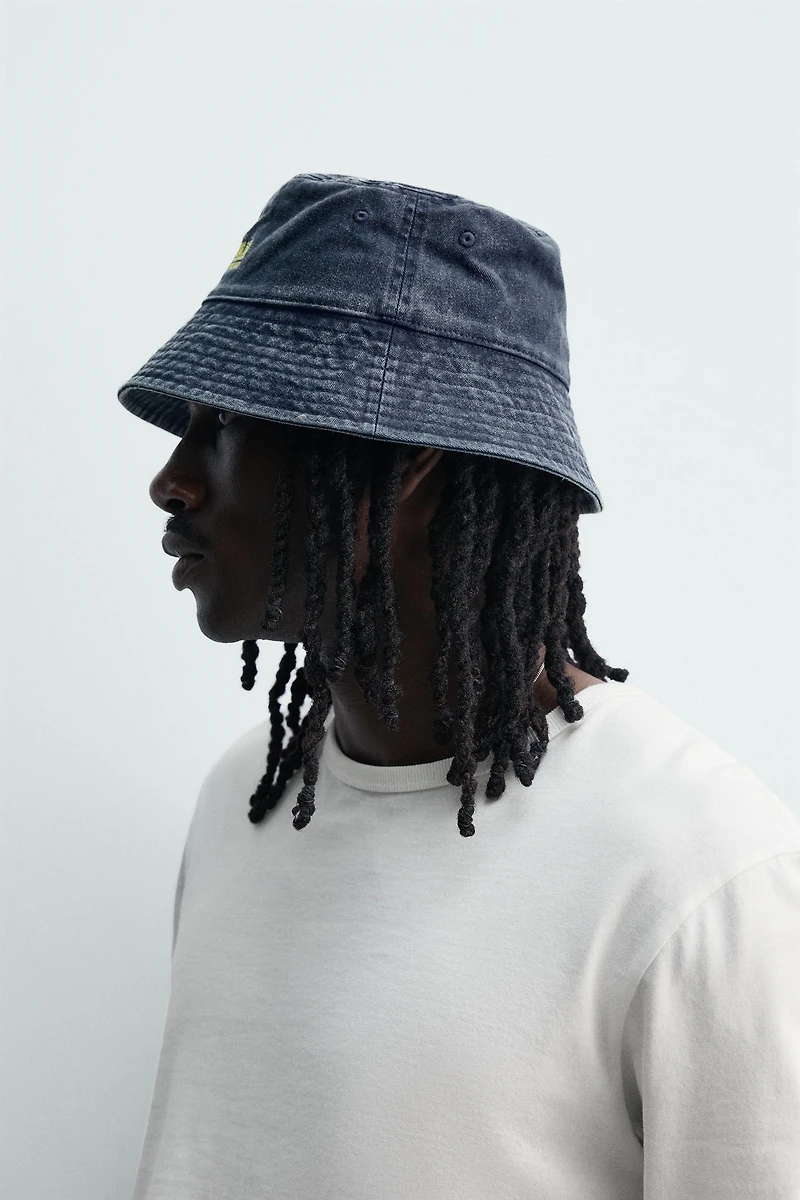 CONTRAST EMBROIDERED WASHED BUCKET HAT
