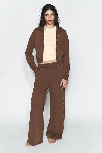 PANTALON EN MOLLETON EFFET DÉLAVÉ CLOUS