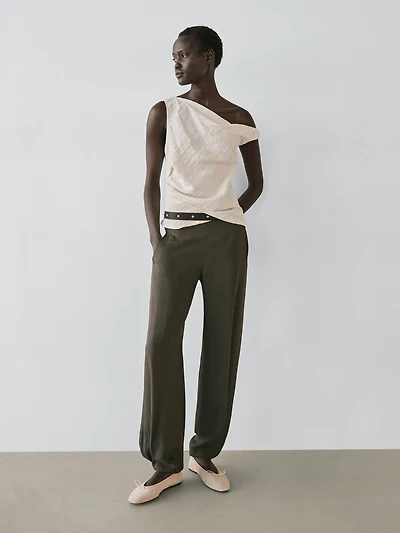 Asymmetric top with knot detail