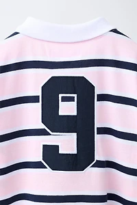 POLO À RAYURES ET NUMÉRO