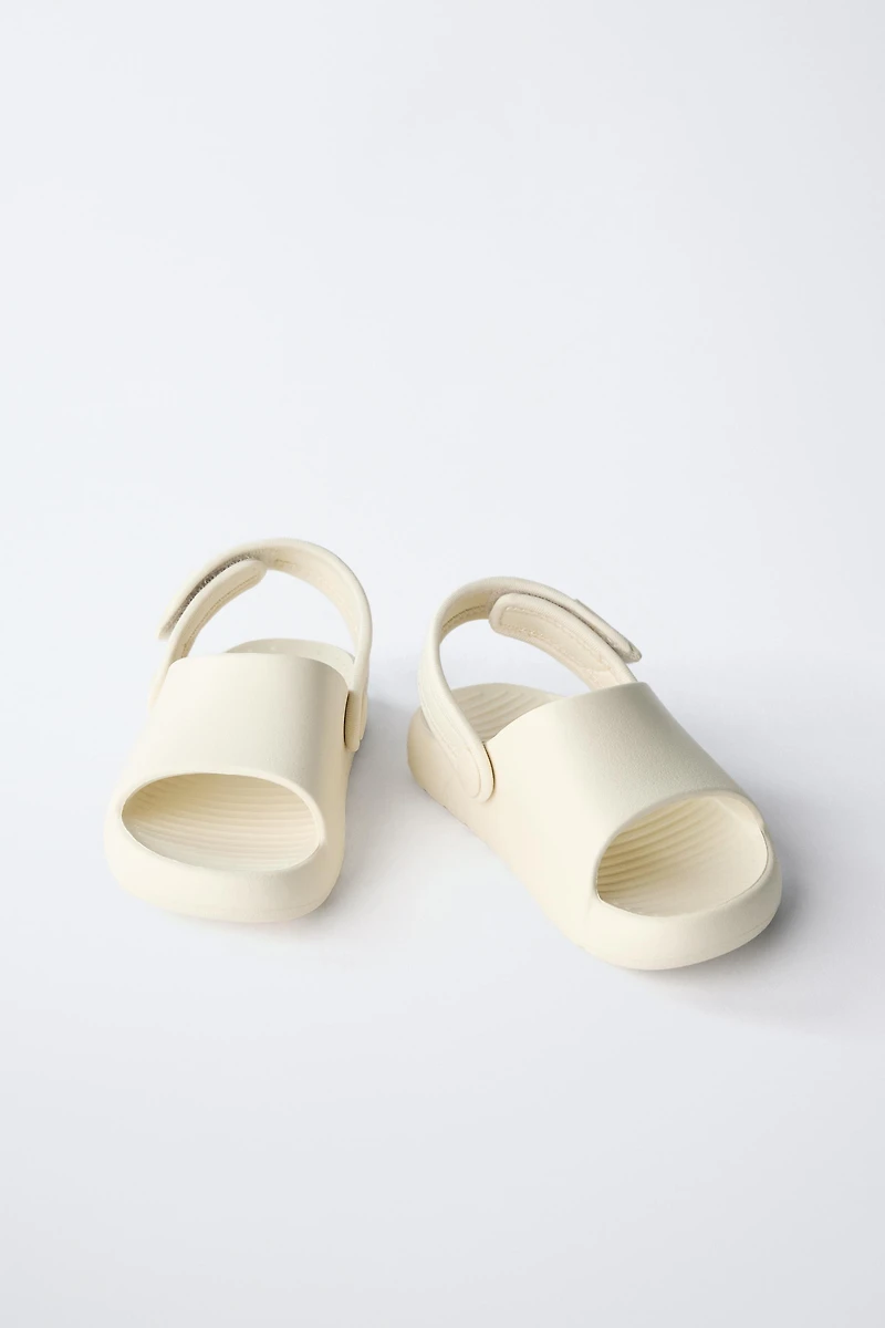 CLAQUETTES EN CAOUTCHOUC