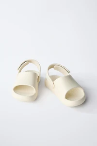 CLAQUETTES EN CAOUTCHOUC