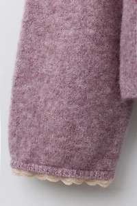 GILET EN MAILLE LISERÉS DENTELLE
