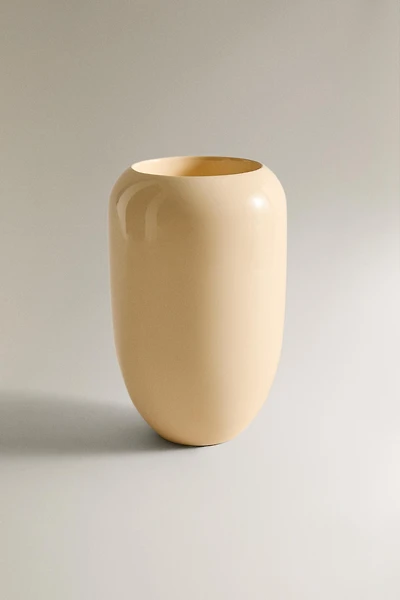 LACQUERED VESSEL I COLIN KING