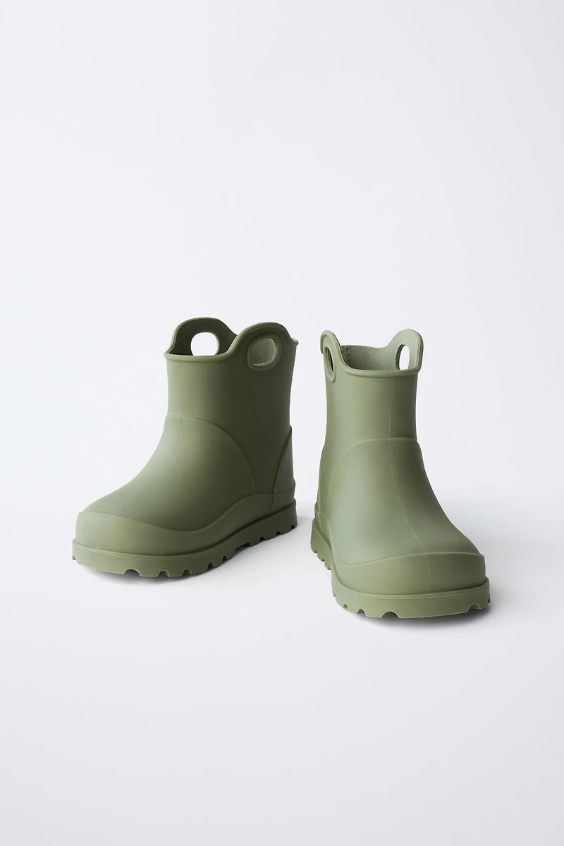 RAIN BOOTS
