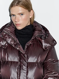 Short water-repellent puffer jacket with hood