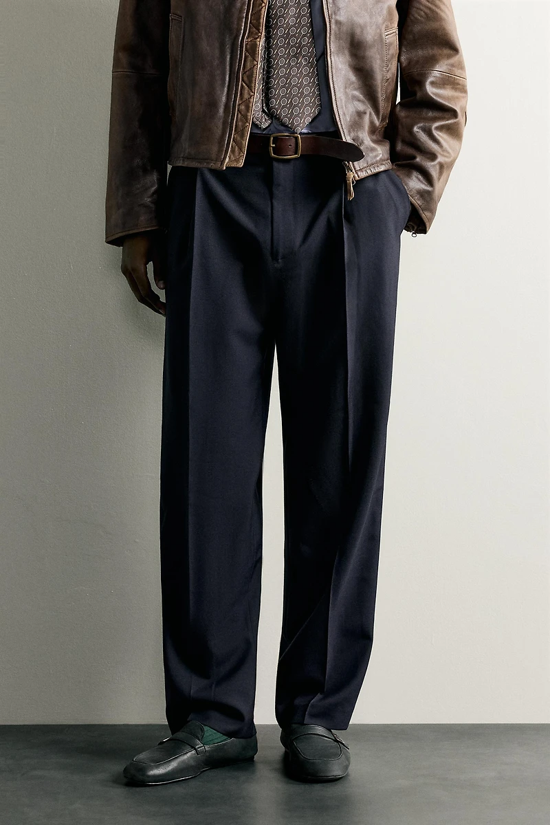 RELAXED FIT PLEATED PANTS