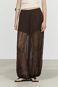 Total look flowing pants