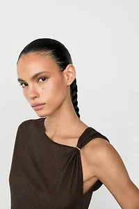 Asymmetric drop sleeve fluid top