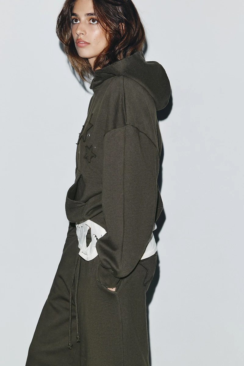 SWEAT DÉLAVÉ ÉTOILES CLOUS