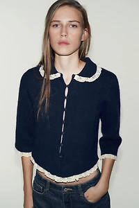 CARDINGAN WITH RUFFLE COLLAR AND LACE TRIM