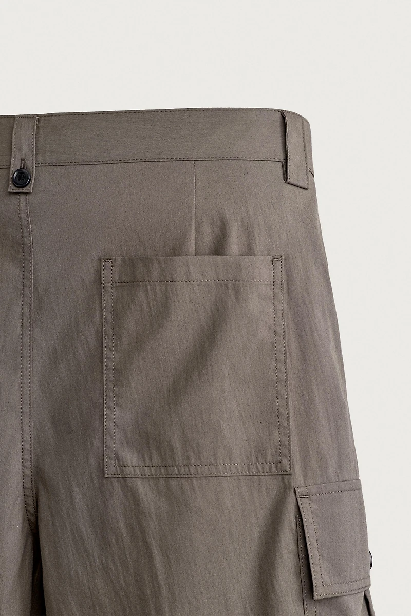 RELAXED FIT PLEATED CARGO SHORTS