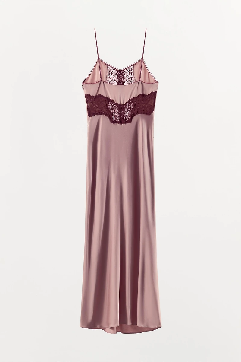 ROBE SATINÉE EN DENTELLE