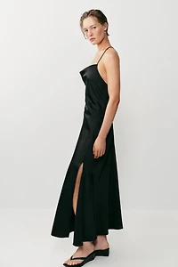 ROBE LONGUE SATINÉE AVEC ACCESSOIRE AU DOS