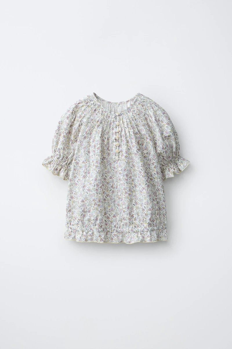 BLOUSE À PLIS NERVURÉS ET FLEURS