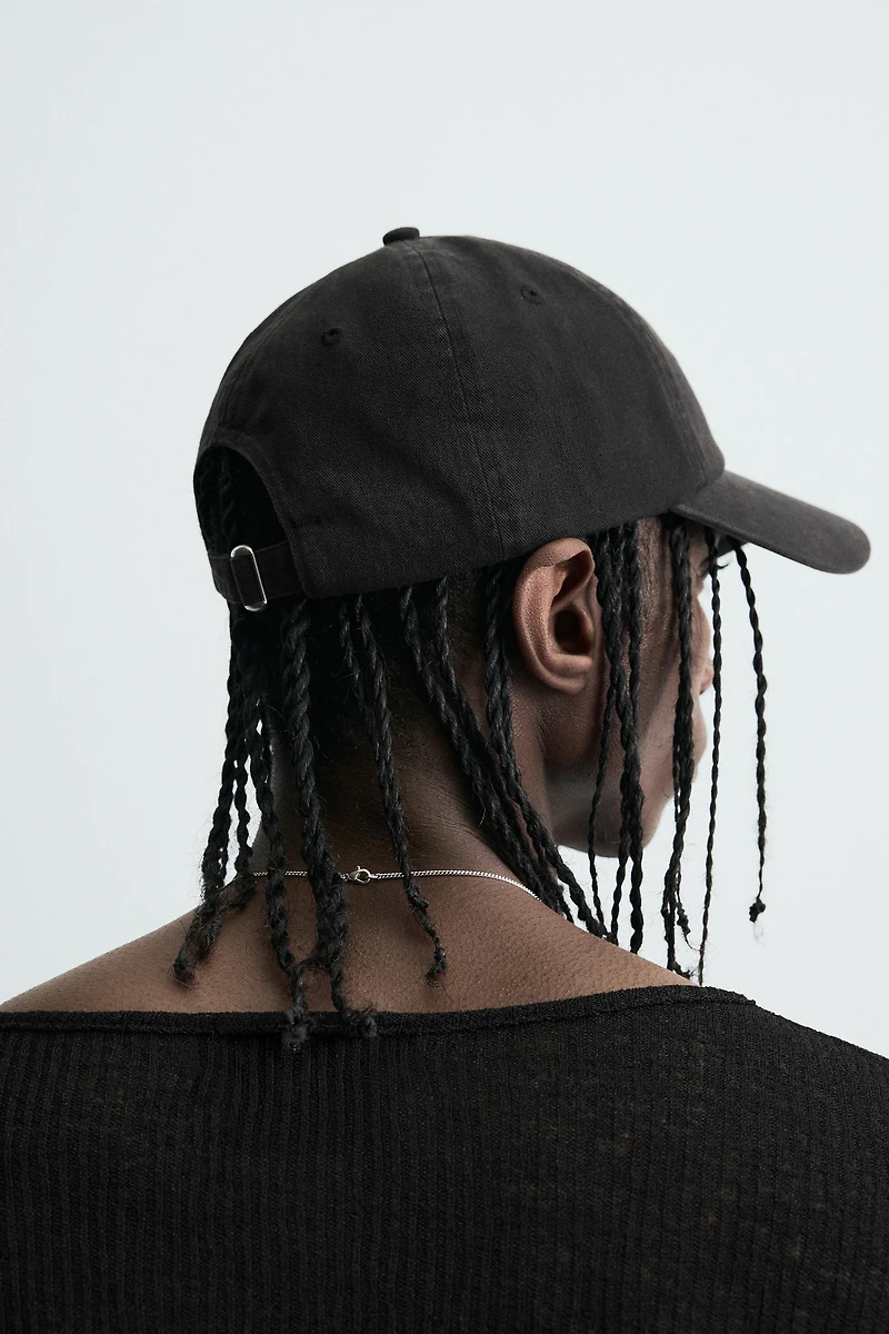 CASQUETTE DÉLAVÉE TEXTE IMPRIMÉ