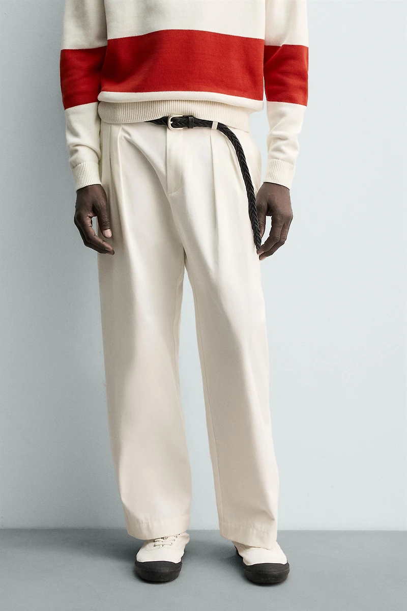 PANTALON CHINO À PLIS AARON LEVINE X ZARA