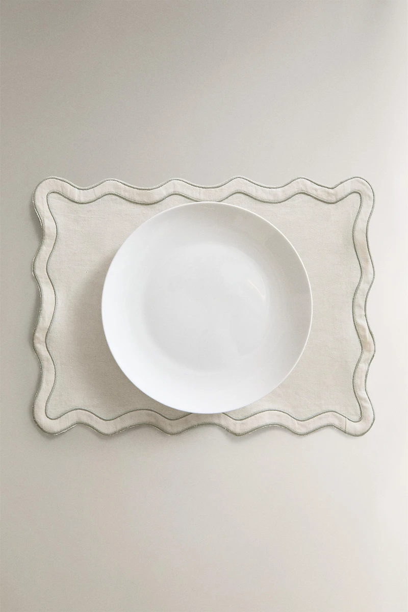 LINEN PLACEMAT WITH WAVY EDGE