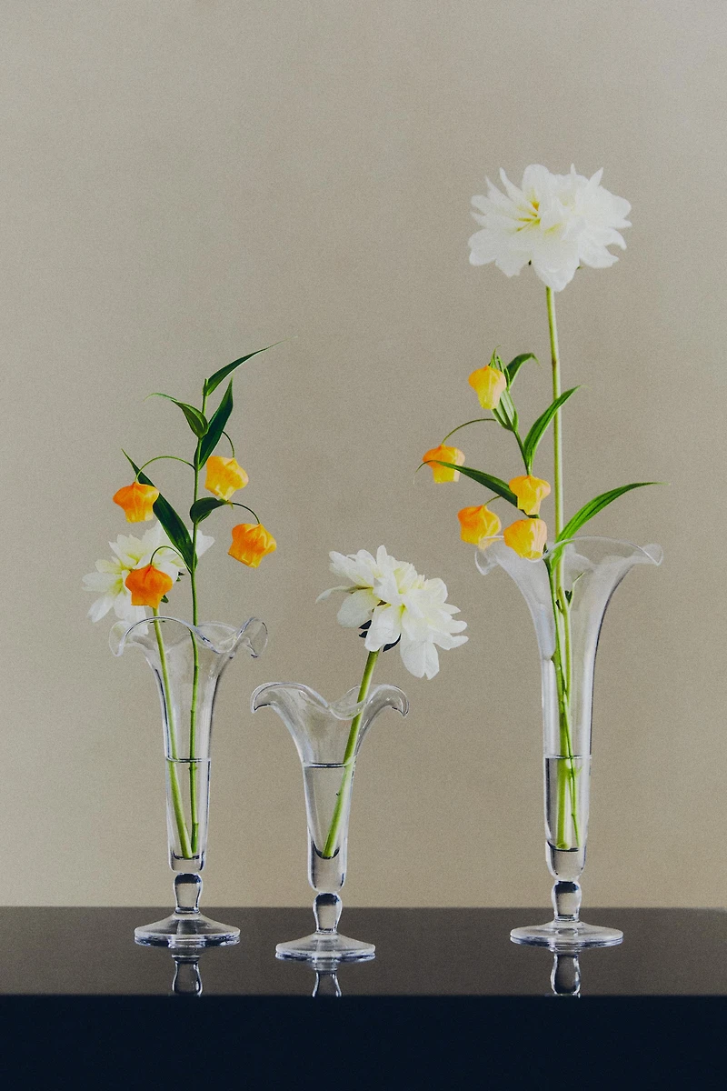 FLOWER-SHAPED GLASS VASE