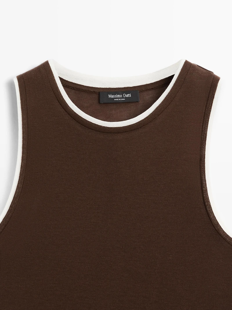 Sleeveless T-shirt with double trim